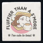 Posavasos De Piedra Fluffier Tha S’more - Perro y bollo de postre<br><div class="desc">¡Dulce, suave y absolutamente irresistible! Este encantador diseño presenta un flamante cachorro blanco acurrucado entre el chocolate y la galleta como un s’more, con la breve frase "Fluffier Than a S’more - Too Cute to Toast". Un juego perfecto para los amantes del perro, los fanáticos de los juegos de comida...</div>