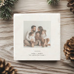 Posavasos De Piedra Foto familiar y mora y brillante minimalista<br><div class="desc">Añada un toque de encanto personal a sus reuniones de vacaciones con nuestra montaña de fotos familiares y Navidades mínimos brillantes. Con un diseño limpio y elegante con las palabras "Feliz y brillante" y espacio para la foto familiar, esta montaña es elegante y funcional. Perfecto para proteger sus superficies durante...</div>