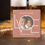 Posavasos De Piedra Foto personalizada Ama a tu papá<br><div class="desc">Esta montaña rusa de fotos de We Love You Dad está decorada con la palabra LOVE en tipografía blanca en un fondo de terracota de óxido. Personalizable fácil con tu foto y nombre. Perfecto como regalo del Día del Padre.</div>