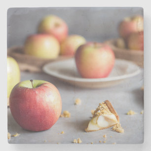 Posavasos De Piedra Fresh red apples on the table, apple pie crumbs