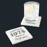 Posavasos De Piedra Funny 50th Birthday 1974 personalizado a la perfec<br><div class="desc">Funny 50th Birthday 1974 Edad a la perfección personalizado Stone Coast para bar o mesa. Regalo personalizado para el marido, papá, abuelo, hermano, novio, compañero de trabajo, colega, empleado, profesor, entrenador, amigo, mamá, esposa, hermana, tía, abuela, jefe, etc. Diseño vintage de tipografía de letras grandes con cita graciosa. Los regalos...</div>