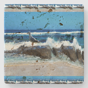 Posavasos De Piedra Gaviota Sobre Rocas De Playa,
