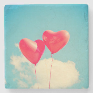 Posavasos De Piedra Globos del corazón rojo contra cielo nublado