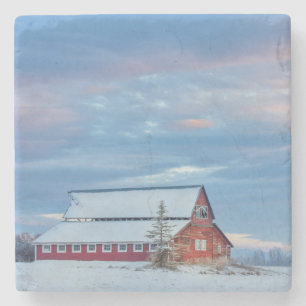 Posavasos De Piedra Granero rojo de madera viejo en el valle más bajo