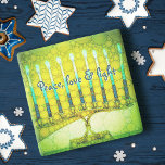 Posavasos De Piedra Green Hanukkah Menorah Peace Love Light Script<br><div class="desc">"Paz, amor y luz". Una foto de primer plano de una colorida y brillante menorah artística verde y amarilla te ayuda a inaugurar la festividad de Hanukkah con estilo. Sienta el calor y la alegría de la temporada de vacaciones cuando te relajes con tu bebida favorita en esta impresionante y...</div>