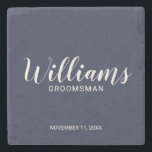 Posavasos De Piedra Groomsman personalizado azul de la marina de escri<br><div class="desc">Modern Script Navy Blue Personalized Groomsmen Coaster con el nombre personalizado del groomsman en estilo moderno de caligrafía con título y fecha boda en moderno estilo de letra sans serif sobre fondo azul marino. También perfecto para el Padre de la Novia,  el Mejor Hombre y más.</div>