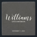 Posavasos De Piedra Groomsman personalizado con guión moderno<br><div class="desc">Modern Script Personalized Groomsman Coaster con el nombre personalizado del groomsman en blanco estilo de letra moderno con título y fecha boda en sans serif moderno estilo de fuente sobre fondo negro. También perfecto para el Mejor Hombre,  Padre de la Novia y más.</div>