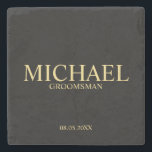Posavasos De Piedra Groomsman personalizado de color negro y oro moder<br><div class="desc">Regalos Groomsman personalizados modernos con el nombre, el título y la fecha boda del timonel del timonel en un estilo de letra serif clásico de oro sobre fondo negro. También perfecto para el Mejor Hombre, Padre de la Novia y más. Nota: Los detalles del Relieve metalizado se simulan en la...</div>