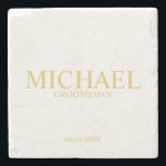 Posavasos De Piedra Groomsman personalizado de oro clásico<br><div class="desc">Regalos clásicos personalizados de Groomsman con el nombre, título y fecha boda personalizados del groomsman en un estilo de letra clásico del serif de oro. También perfecto para el Mejor Hombre, Padre de la Novia y más. Nota: Los detalles del Relieve metalizado se simulan en la obra de arte. Este...</div>