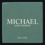 Posavasos De Piedra Groomsman personalizado moderno verde esmeralda<br><div class="desc">Regalos Groomsman Personalizados Modernos con el nombre,  título y fecha boda de un pintor blanco personalizado en un estilo de letra serif clásico sobre fondo verde esmeralda. También perfecto para el Mejor Hombre,  Padre de la Novia y más.</div>