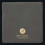 Posavasos De Piedra Groomsmen Masculino Personalizado en Negro y Oro<br><div class="desc">Añada un toque personal a su boda con una tostadora de piedra personalizada. Esta montaña rusa presenta un monograma negro en un elemento de círculo dorado con nombre y título en un estilo de fuente profesional dorado sobre fondo negro. También perfecto para el mejor hombre, padre de la novia, portador...</div>