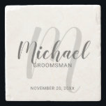 Posavasos De Piedra Groomsmen personalizado de escritura moderna<br><div class="desc">Añada un toque personal a su boda con una tostadora de piedra personalizada. Esta montaña rusa presenta el nombre de los groomsmen personalizados en estilo de letra de escritura moderno gris y monograma en estilo de letra de escritura moderno gris claro como fondo con título y fecha boda en estilo...</div>