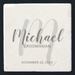 Posavasos De Piedra Groomsmen personalizado de escritura moderna<br><div class="desc">Añada un toque personal a su boda con una tostadora de piedra personalizada. Esta montaña rusa presenta el nombre de los groomsmen personalizados en estilo de letra de escritura moderno gris y monograma en estilo de letra de escritura moderno gris claro como fondo con título y fecha boda en estilo...</div>