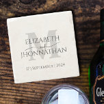 Posavasos De Piedra Guión de monograma gris Boda Minimalista moderno<br><div class="desc">Añada un toque de elegancia a su día de bodas con nuestra "Moderna Boda Minimalista Gray Monogram Script Stone Coaster"! Estas tiras presentan un fondo blanco prístino, adornado con un elegante monograma gris del nuevo nombre de la familia, junto con los nombres de la novia y el novio, todo personalizado...</div>