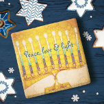 Posavasos De Piedra Hanukkah Menorah Amor de la Paz Amor Luz Moderna<br><div class="desc">"Paz, amor y luz". Una foto de primer plano de una menorah artística brillante, colorida, amarilla y dorada te ayuda a inaugurar la festividad de Hanukkah con estilo. Sienta el calor y la alegría de la temporada de vacaciones cuando te relajes con tu bebida favorita en esta impresionante y colorida...</div>