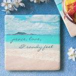 Posavasos De Piedra Hawaii Tropical Beach Peace Love Sandy Feet Script<br><div class="desc">"Paz, amor y pies arenosos". Relájese con su bebida favorita en esta impresionante montaña fotográfica de piedra de color pastel, mientras recuerda el fresco olor a sal del aire del océano. Explora y explora la soledad de una playa hawaiana vacía. ¡Hace un gran regalo de bienvenida! Usted puede personalizar fácilmente...</div>