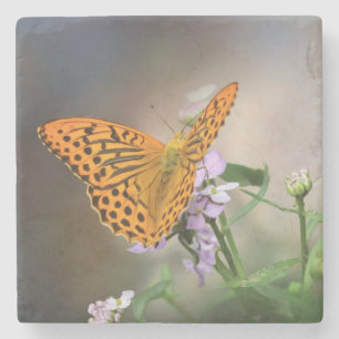 Posavasos De Piedra Hermosa Mariposa en una Flor Púrpura