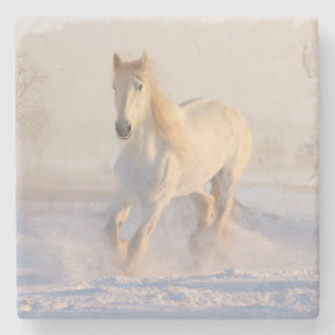 Posavasos De Piedra Hermoso Stallion blanco corriendo a través de la n