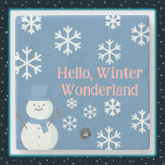 Posavasos De Piedra Hola, Winter Wonderland Stone Coaster<br><div class="desc">A Slice of Life and Delight presenta a las galeras de piedra Winter Wonderland con un muñeco de nieve blanco,  escritura rosa y fondo azul. Las galeras de snowman también tienen un gorra azul y una bufanda.</div>