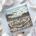 Posavasos De Piedra La playa de lava de arena negra de Hawái ama el co<br><div class="desc">Relájese y disfrute de la belleza de esta prístina playa de arena negra de la Isla Grande mientras relaja con su bebida favorita en esta montaña de piedra que representa un corazón "amoroso" descubierto en la costa hawaiana. Me siento afortunado de haber visto este corazón hecho de rocas de coral,...</div>