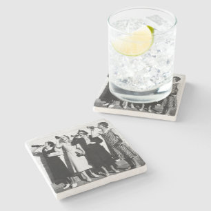 Posavasos De Piedra Las mujeres beben cerveza Vieja fotografía Cerveza