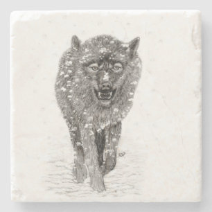 Posavasos De Piedra Lobo negro enojado en la nieve, invierno salvaje