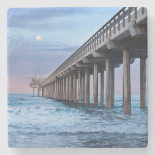 Posavasos De Piedra Luna llena sobre el muelle, California