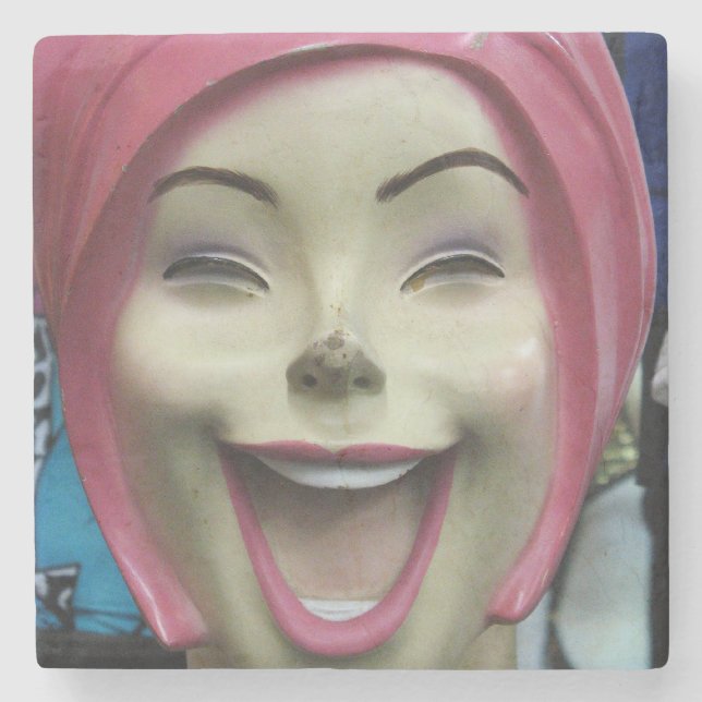 Posavasos De Piedra Mad Laughing Mannequin ~ Uncanny Valley Chica (Anverso)