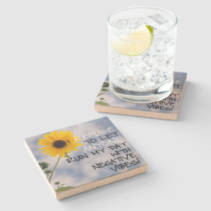 Posavasos De Piedra Manteniendo Un Texto Positivo Con Un Girasol En El