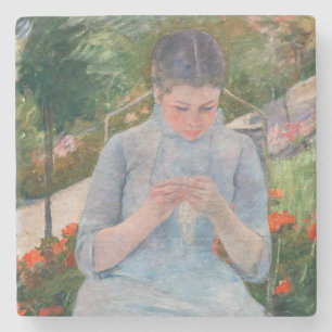 Posavasos De Piedra Mary Cassatt - Niña cosiendo en un jardín
