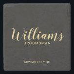 Posavasos De Piedra Moderno guión negro y oro personalizado groomman<br><div class="desc">Modern Script Personalized Groomsman Coaster que presenta el nombre del groomsman personalizado en estilo de letra de escritura moderno oro con título y fecha boda en sans serif moderno estilo de fuente sobre fondo negro. También perfecto para el Mejor Hombre, Padre de la Novia y más. Nota: Los detalles del...</div>