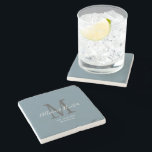 Posavasos De Piedra Moderno Monograma Azul Dusty para recién casados<br><div class="desc">Con esta moderna montaña de piedra de Monograma Azul y Dusty, de reciente creación, podrá disfrutar de un perfecto descanso. Se trata de un personalizable moderno de colores azul polvorientos, blanco y gris claro. Los primeros nombres de novia y novio están en el centro con letras modernas de escritura a...</div>