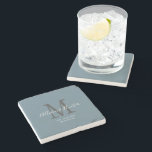 Posavasos De Piedra Moderno Monograma Azul Dusty para recién casados<br><div class="desc">Con esta moderna montaña de piedra de Monograma Azul y Dusty, de reciente creación, podrá disfrutar de un perfecto descanso. Se trata de un personalizable moderno de colores azul polvorientos, blanco y gris claro. Los primeros nombres de novia y novio están en el centro con letras modernas de escritura a...</div>
