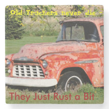 Monasterio de piedra de camiones antiguos