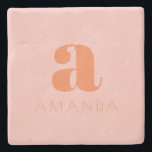 Posavasos De Piedra Monograma moderno rosa claro y Naranja con nombre<br><div class="desc">Esta montaña rusa de piedra muestra una inicial minúscula personalizado en naranja cálido con un fondo rosa claro suave, emparejado con un nombre sérico limpio debajo. Perfecto para añadir un toque de personalidad a su mesa, esta montaña rusa personalizada es ideal para la decoración de moda en casa, para entretener...</div>