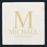 Posavasos De Piedra Monograma personalizado moderno y Groomsman de nom<br><div class="desc">Regalos Groomsman personalizados modernos con monograma personalizado, nombre y título del groomsman en estilo de letra serif clásico de oro. También perfecto para el Mejor Hombre, Padre de la Novia y más. Nota: Los detalles del Relieve metalizado se simulan en la obra de arte. Este producto no contará con ningún...</div>
