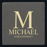Posavasos De Piedra Monograma personalizado moderno y Groomsman de nom<br><div class="desc">Regalos Groomsman personalizados modernos con monograma personalizado, nombre y título del groomsman en estilo de letra clásico de oro serif sobre fondo negro. También perfecto para el Mejor Hombre, Padre de la Novia y más. Nota: Los detalles del Relieve metalizado se simulan en la obra de arte. Este producto no...</div>