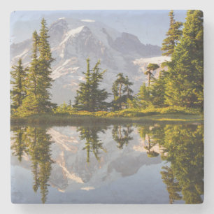 Posavasos De Piedra Mt. Rainier reflejado en un tarn cerca de Plummer