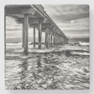 Posavasos De Piedra muelle en B&W al amanecer, California