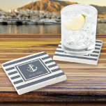 Posavasos De Piedra Nombre del barco Anchor Náutico Banda Azul<br><div class="desc">Un elegante diseño náutico con un ancla y rayas azul marino y blanco con tu nombre de barco en una plaza bordeada por un azul marino. Diseñado por Thisisnotme©</div>