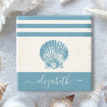 Posavasos De Piedra Nombre del guión de la casa de la playa de la mare<br><div class="desc">Siente las vibraciones de la costa y relájese con su bebida favorita, protegiendo todo su mobiliario, con esta hermosa, moda, sencilla, vintage, personalizado monograma nombre piedra. Una concha de mar azul verde azulada y azul sobre fondo blanco acentuado por las franjas azul verde azuladas náuticas. Personaliza con tu nombre. Hace...</div>