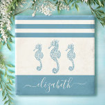 Posavasos De Piedra Nombre del guión del guión de la casa de playa de<br><div class="desc">Siente las vibraciones de la costa y relájese con su bebida favorita, protegiendo todo su mobiliario, con esta hermosa, moda, sencilla, vintage, personalizado monograma nombre piedra. Tres caballitos de mar de color azul verde azulado y gráfico superponen un fondo blanco acentuado por las franjas azul verde azuladas náuticas. Personaliza con...</div>
