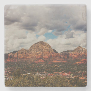 Posavasos De Piedra Nubes mientras se deslizan hacia Sedona