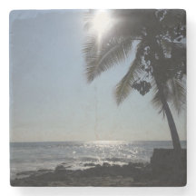 Océano palmar iluminado por el sol