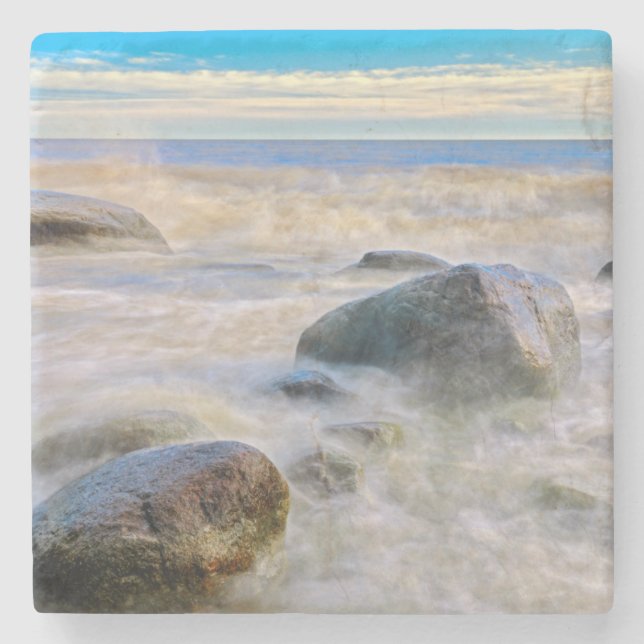 Posavasos De Piedra Olas estrellándose sobre rocas costeras (Anverso)