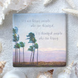 Posavasos De Piedra Palm Tree Photo Hawaii Cita de personas felices gr<br><div class="desc">"No es la gente feliz la que está agradecida. La gente agradecida es feliz". Agradezca lo que tiene mientras se relaja con su bebida favorita mientras utiliza esta montaña de piedra azul y violeta de piedra con iluminación suave de las palmeras que soplan en la brisa hawaiana. ¡Hace un gran...</div>