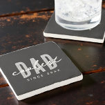 Posavasos De Piedra Papá más frío desde el 20XX Preppy simple moderno<br><div class="desc">Este diseño sencillo y moderno se compone de una tipografía de san serif.</div>