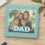 Posavasos De Piedra Papá, te queremos, Personalizado verde azul.<br><div class="desc">¡Elevar las pausas de café de papá con la montaña de piedra del Día del Padre! Diseñado con un fondo abstracto azul y verde, aporta un toque moderno a su escritorio o a su mesa baja. La montaña rusa muestra un mensaje conmovedor, 'We Love You Dad' (Te queremos papá), acompañado...</div>