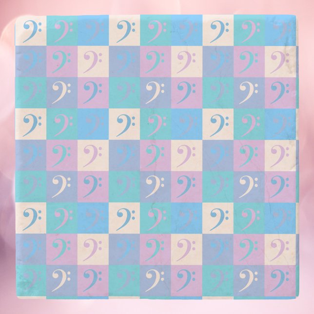 Posavasos De Piedra Pastel de patrón de música de limpieza de vasos (A coaster with a pattern of bass clefs done in yellow, blue, pink and purple.)