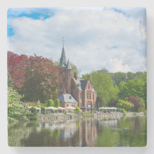 Posavasos De Piedra Pequeño castillo cerca del lago en Brujas, Bélgica